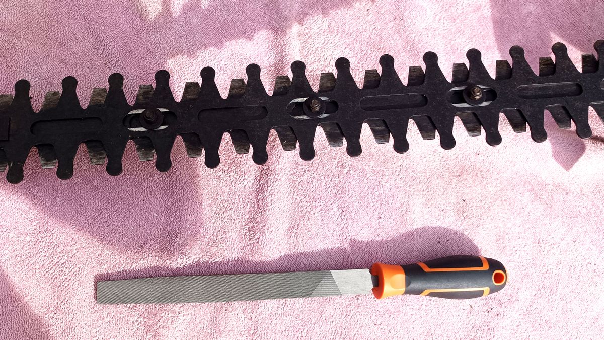 How to sharpen hedge trimmer blades Top Ten Reviews