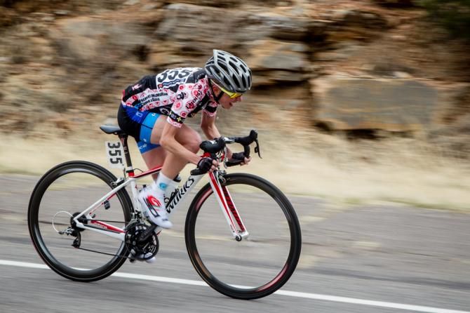 Flavia Oliveira (FCS/Zngine) covers an attack off the front