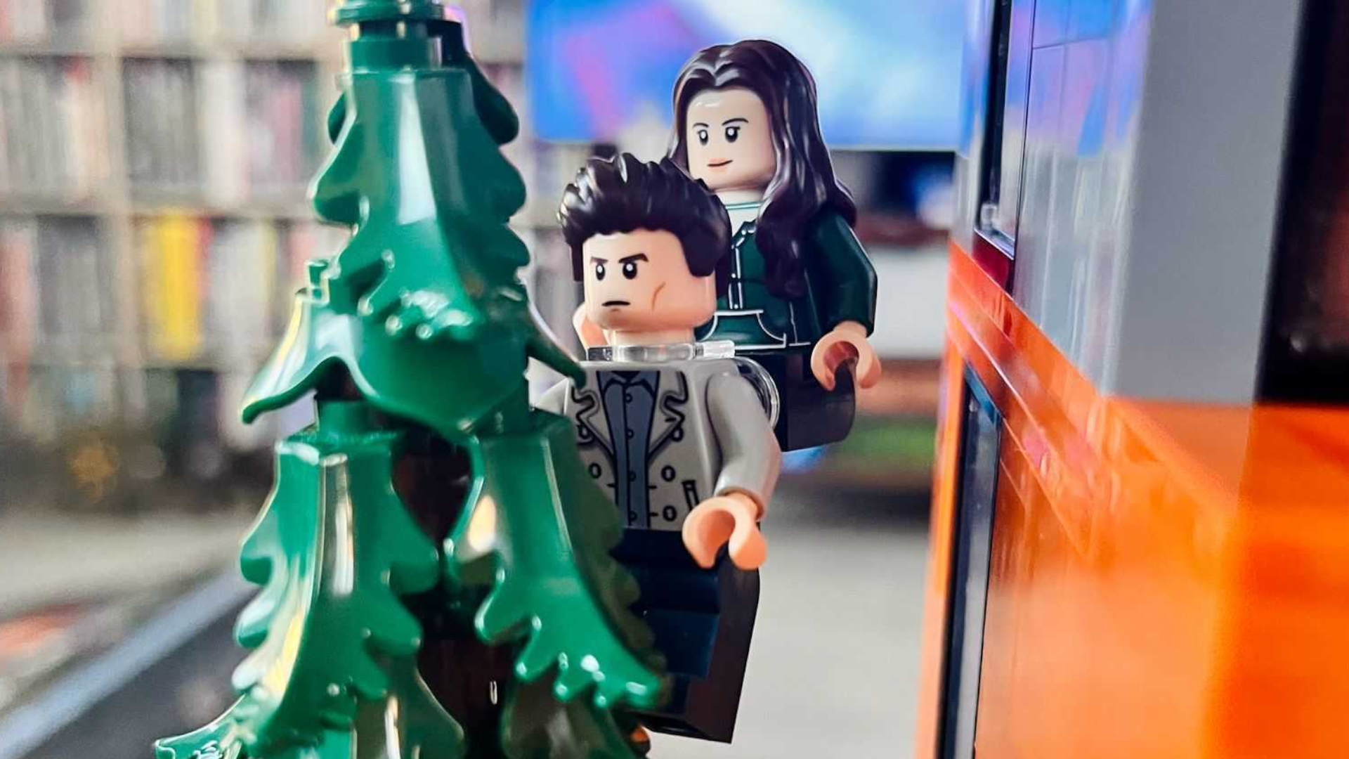 Lego The Twilight House Edward and Bella climbing a tree