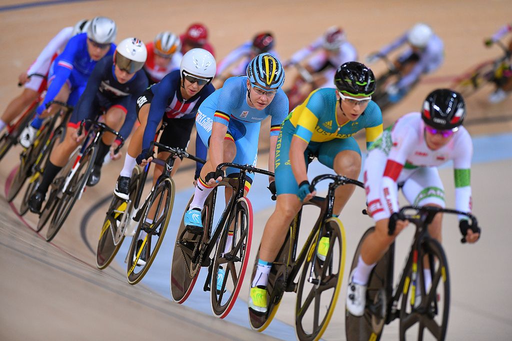 Annette Edmondson (Australia) sitting in second wheel
