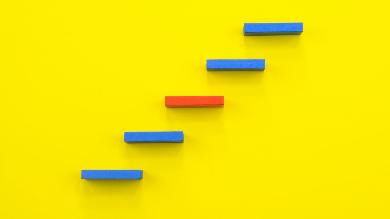 Five blue and red steps against a yellow background.