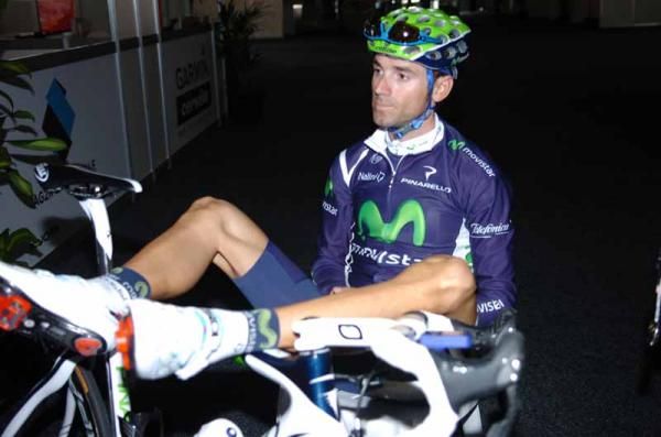 Valverde (Movistar) relaxes before his training ride