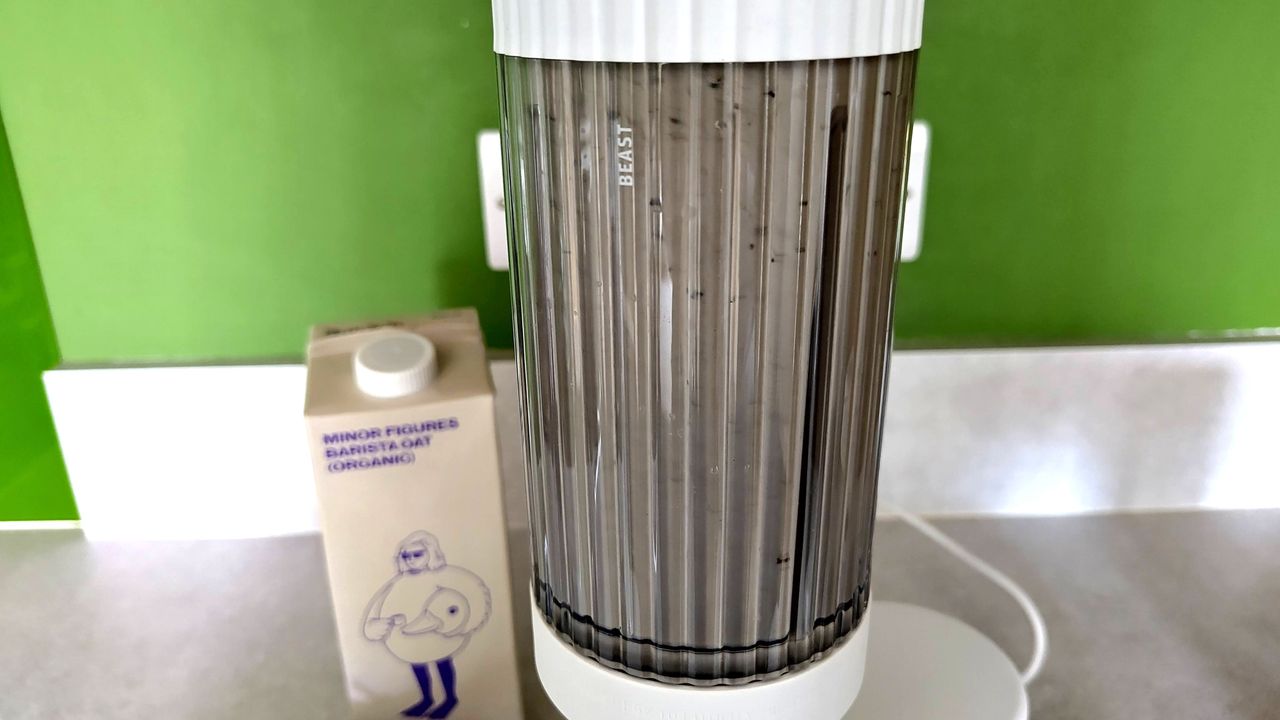 Beast Health 850 Plus blender blending smoothie