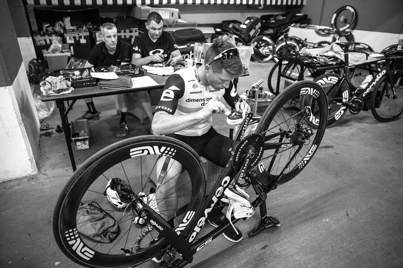 Mark Renshaw makes some adjustments to his cleats