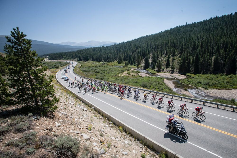 The peloton gets the time splits on the break