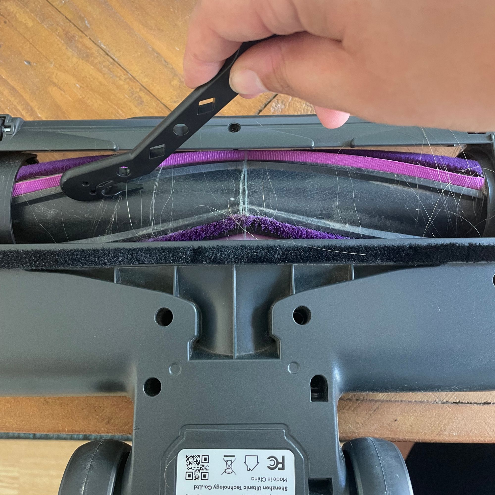 Using the hair tool to remove hair from the Ultenic U20 cordless vacuum floorhead