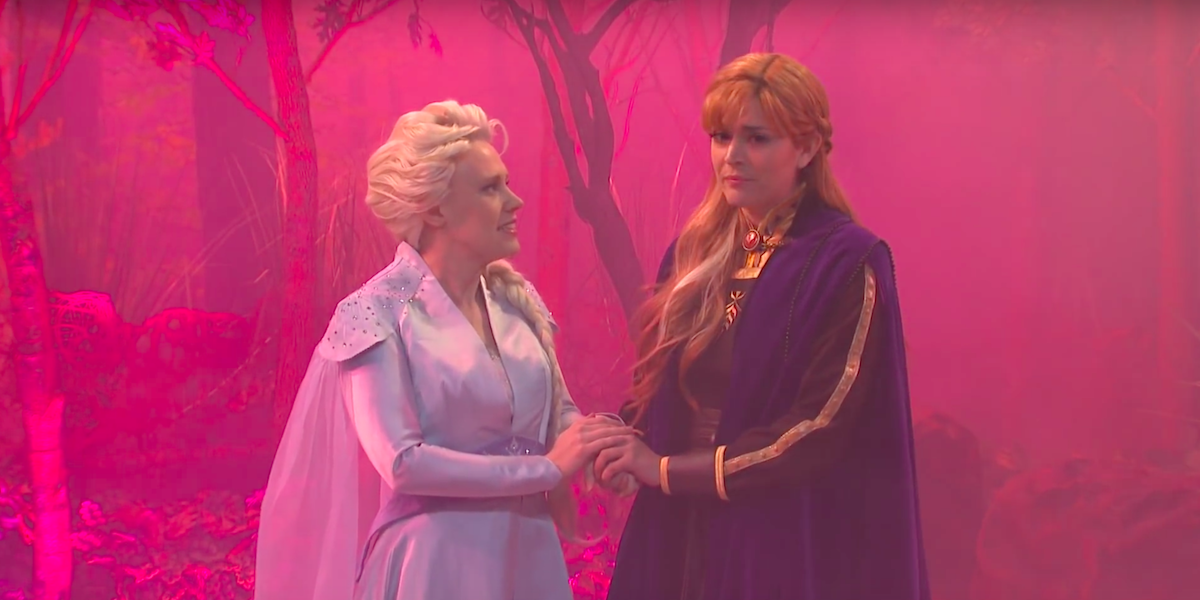 Elsa and Anna hold hands and sing together in SNL&#039;s Frozen 2 deleted scenes skit