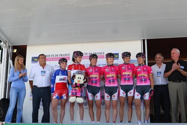 Esgl 93 - Gsd Gestion is presented in Guingamp, Christine Majerus holds the team's mascot.