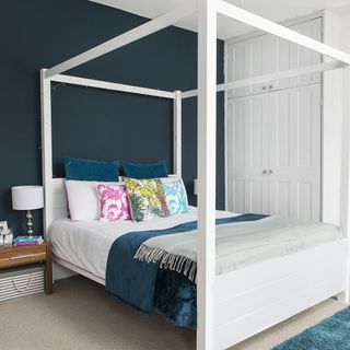 bed room with four poster bed