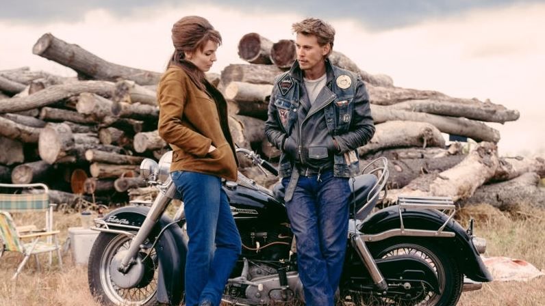 Jodie Comer and Austin Butler in The Bikeriders