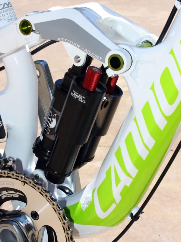 Claymore's rear shock uses the same principles as the Jekyll's Dyad-RT2 unit but with different dimensions.