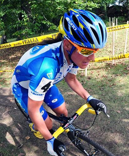Katerina Nash (Luna Pro Team) attempting to bridge up to Compton.