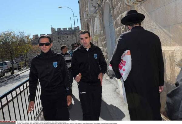 Contador and Noval walk through the streets