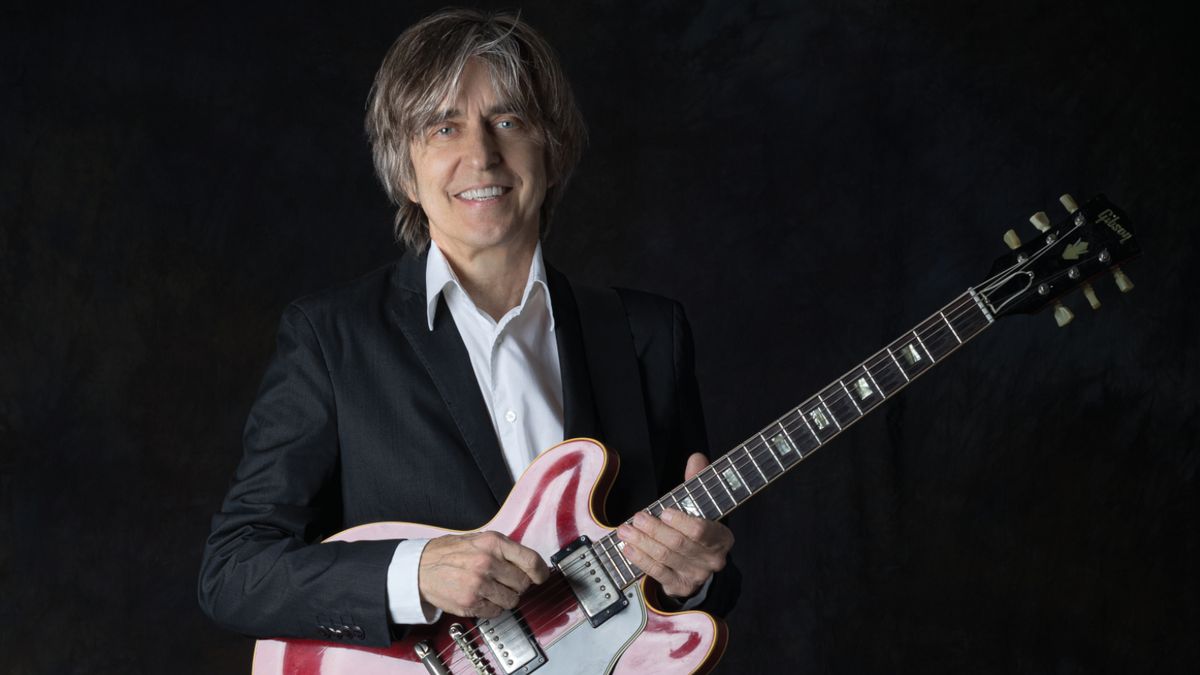 Eric Johnson holding a Gibson ES-335TDC