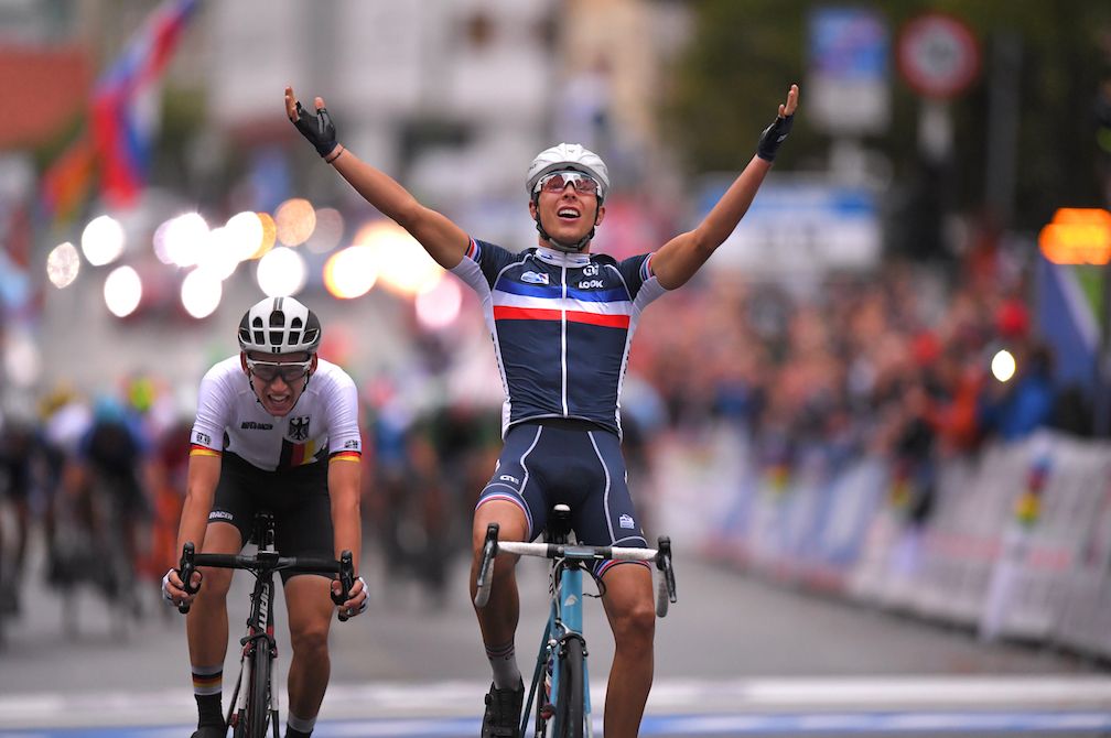 Benoit Cosnefroy outsprints Lennard K&auml;mna to claim the men's under-23 world title in Bergen.