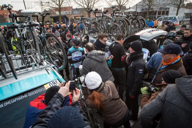 Fans build around sprinting favorite Mark Cavendish.