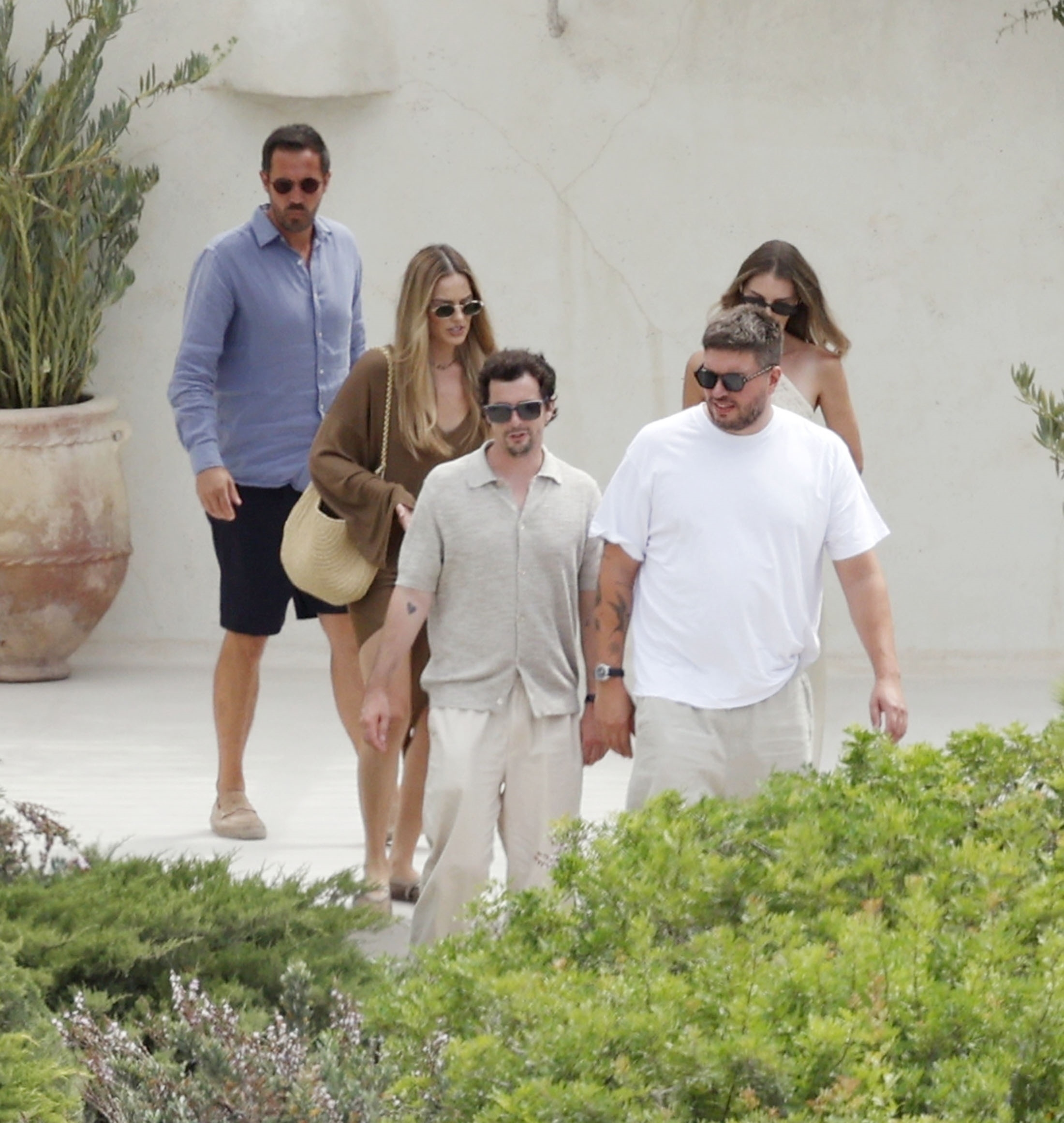 Margot Robbie carried another basket bag in Ibiza