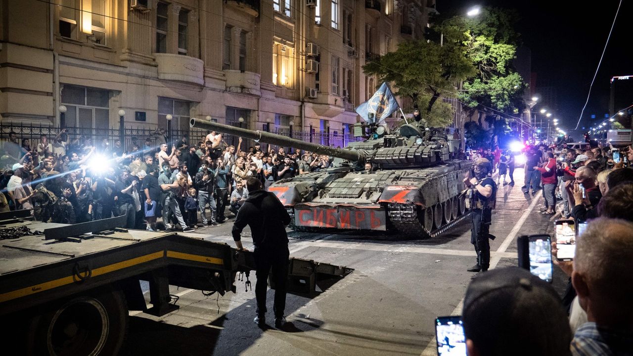 Members of the Wagner Group prepare to pull out of the Southern Military District headquarters on 24 June