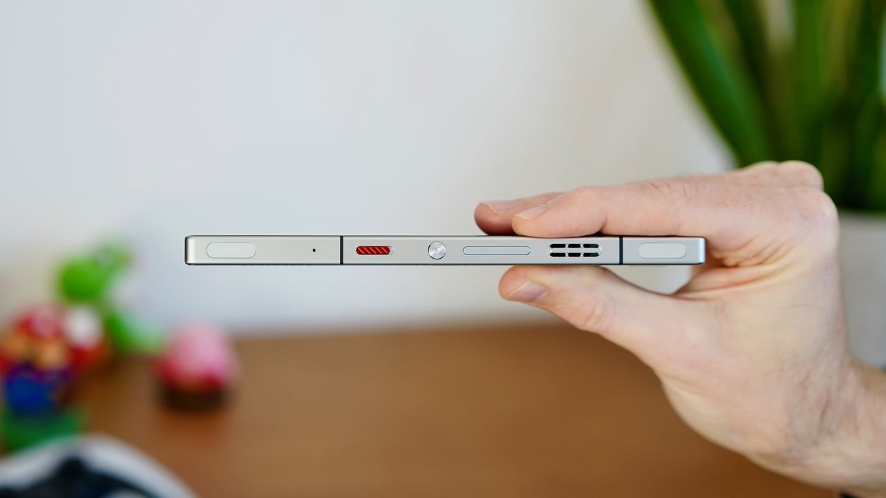 Nubia Red Magic 9 Pro review side handheld