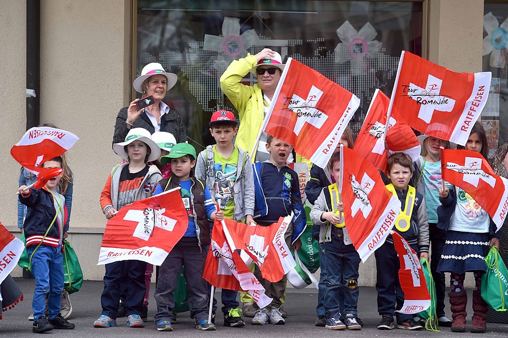 Tour of Romandie crowds out to watch the race