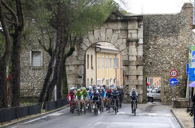 The peloton framed by some of Italy's classic architecture
