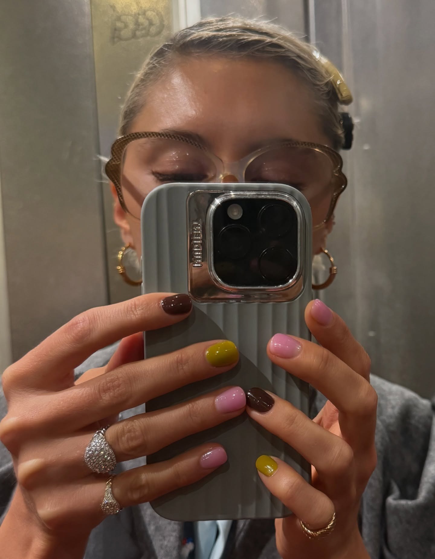 Iris Law&#039;s contrast color combo nails.