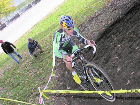 Master technician Timothy Johnson (Cannondale/cyclocrossworld) shows how to ride the hill run-up.