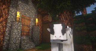 Minecraft Doku Paketleri - LBPR yeniden yüklenmiş doku paketi, bir parke taşı köyü evinin önünde duran gerçekçi beyaz ve blok benekli bir inek gösteriyor