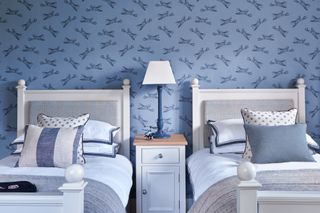 Designing kids' bedrooms with twin beds