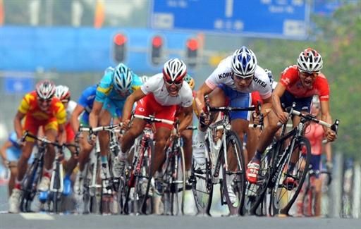 Kam Po Wong (Hong Kong), right, and Park Sung-baek (Korea), 2nd right, sprint for the finish.