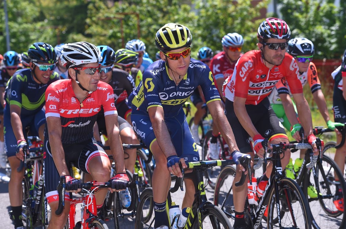 Jesus Hernandez chats with Carlos Verona in the peloton