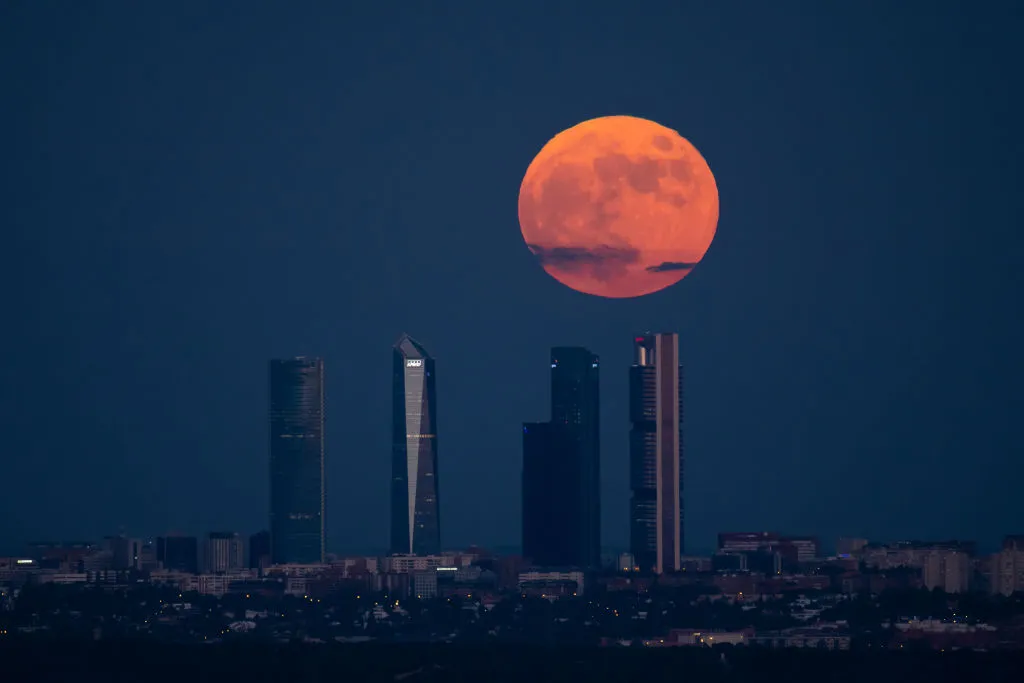 Lune des Fraises au-dessus de Madrid