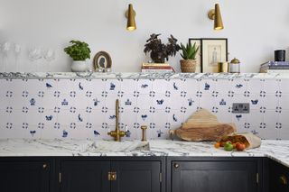 kitchen backsplash ideas with decorative blue and white tiles