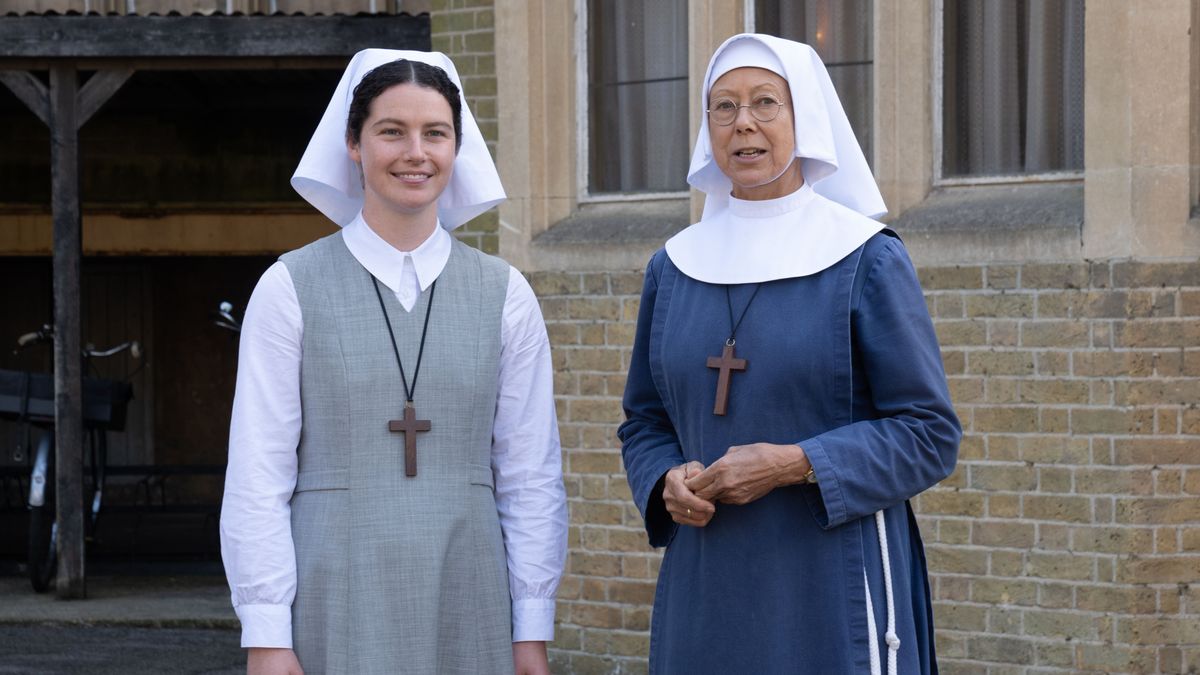 Molly Vevers in a grey postulant nun&#039;s outfit as Sister Catherine and Jenny Agutter in a blue nun&#039;s outfit as Sister Julienne in Call the Midwife