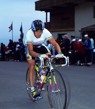 Greg Lemond (Z) uses his Scott Drop-In handlebars at the 1990 Giro d'Italia