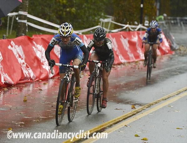 Catharine Pendrel (Luna Pro Team) and Emily Batty (Subaru-Trek) chase with 3 to go.