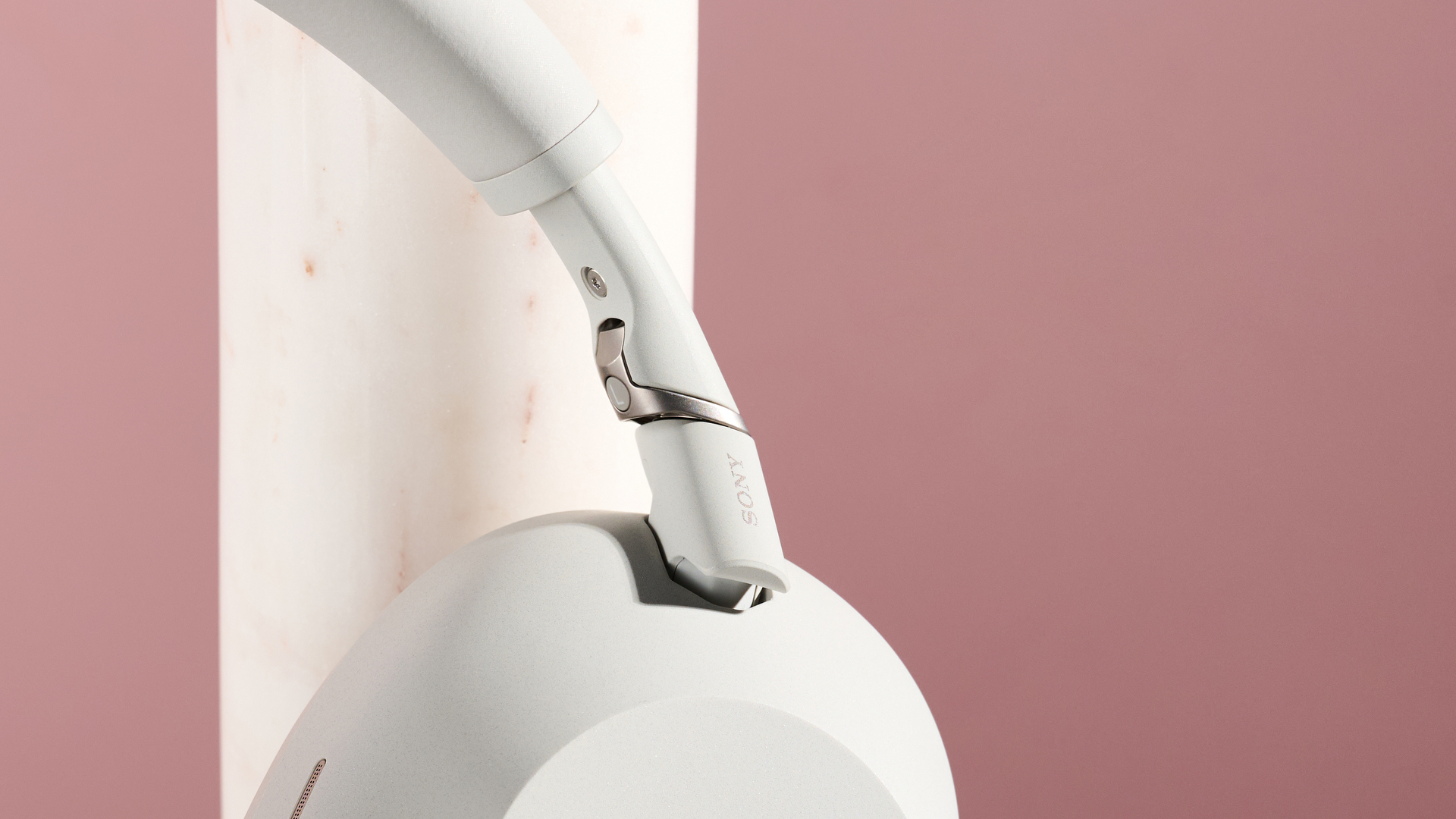 Sony WH-1000XM6 hinge