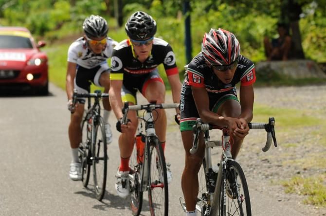 Jerry Aquino (Team 7 Eleven p/b Roadbike Philippines) leads Augus Tobin (OCBC) and Yusrizal Usoff (Terengganu) on Stage 3