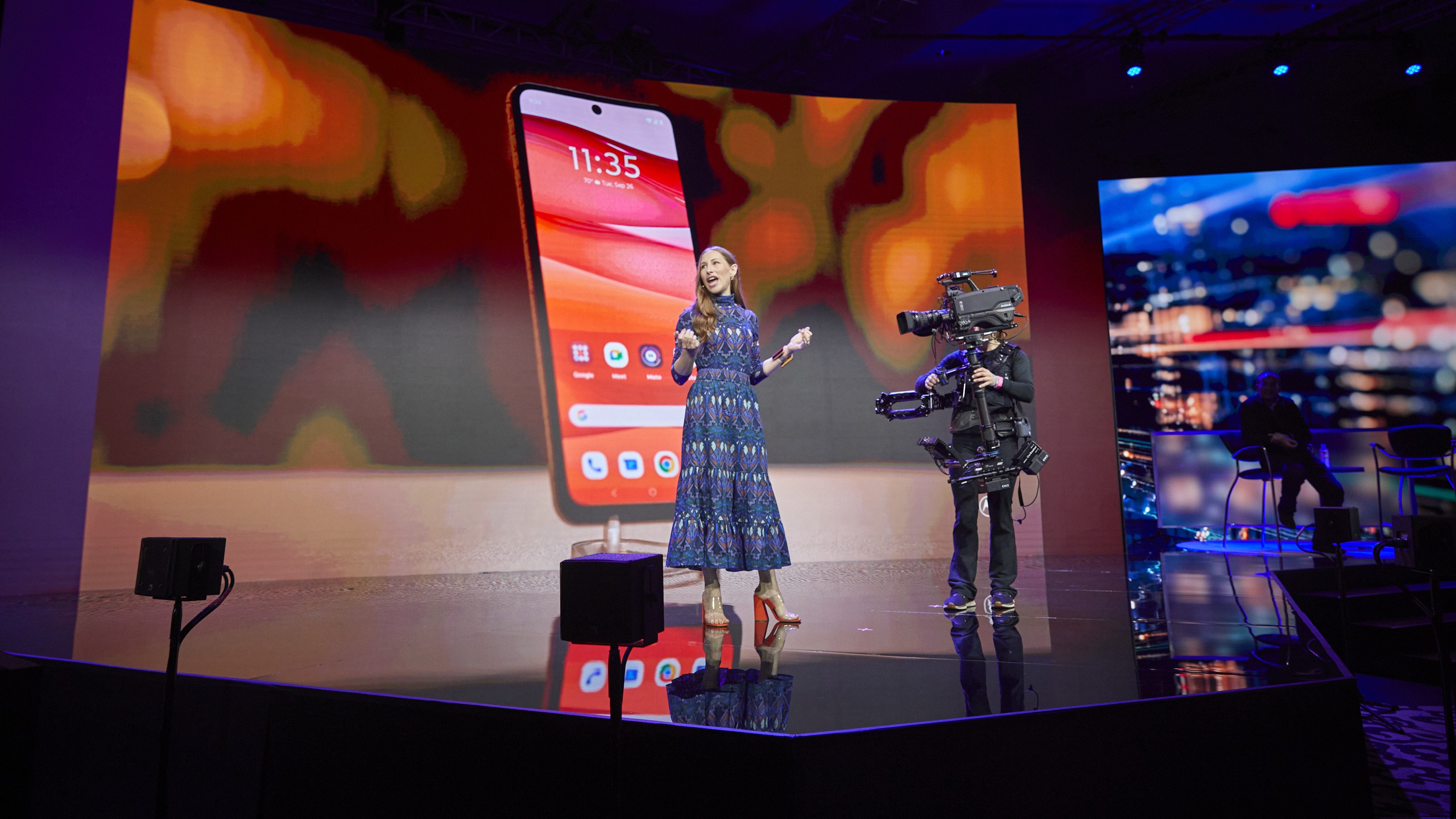 Motorola adaptive display demo during Lenovo Tech World 2023 Keynote