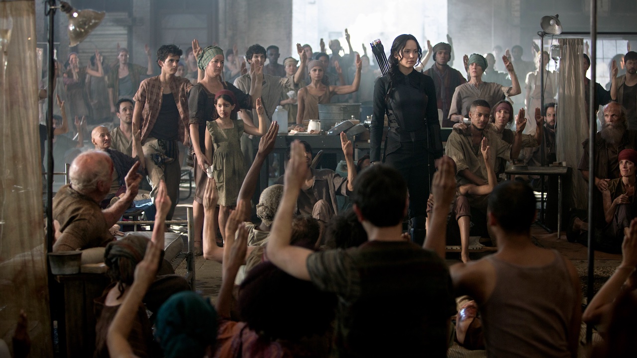 Jennifer Lawrence dans le rôle de Katniss Everdeen et la rébellion dans Hunger Games : Mockingjay Part 1