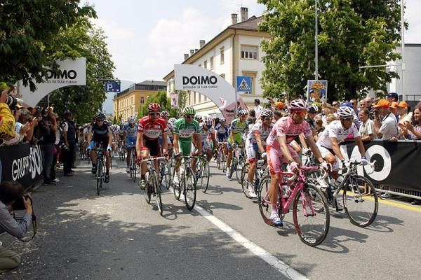 The peloton leaves the start line in Brunico for the Giro's 17th stage.