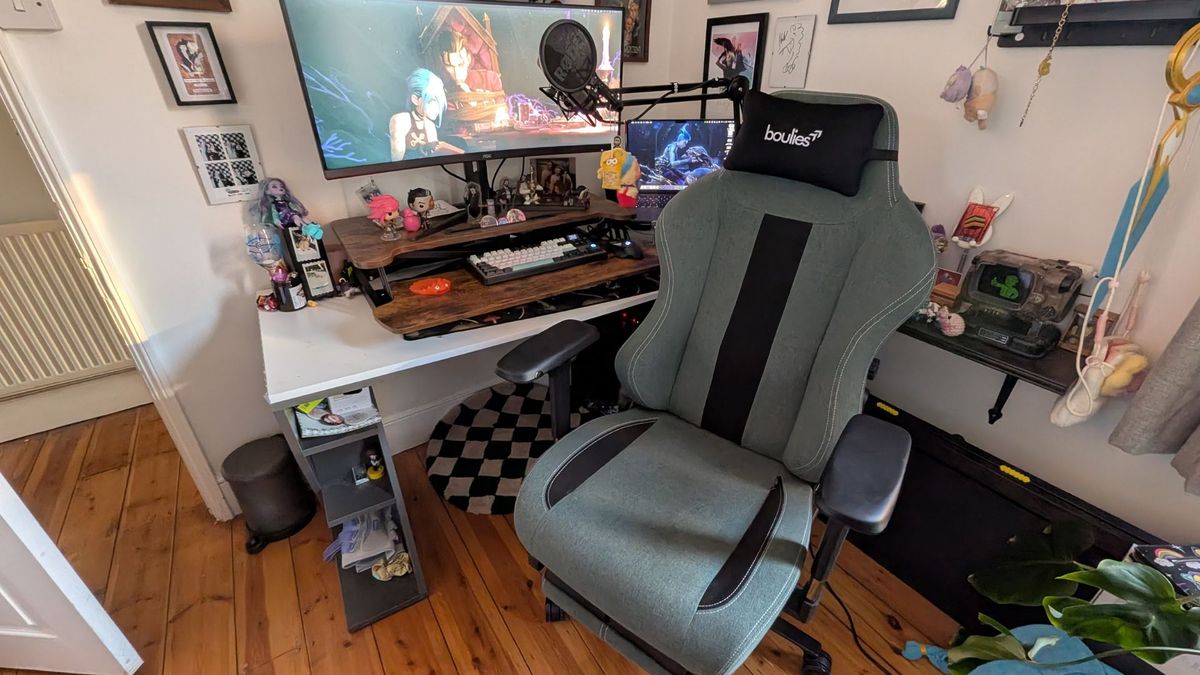 A Como green Boulies Master Rex in a gaming setup