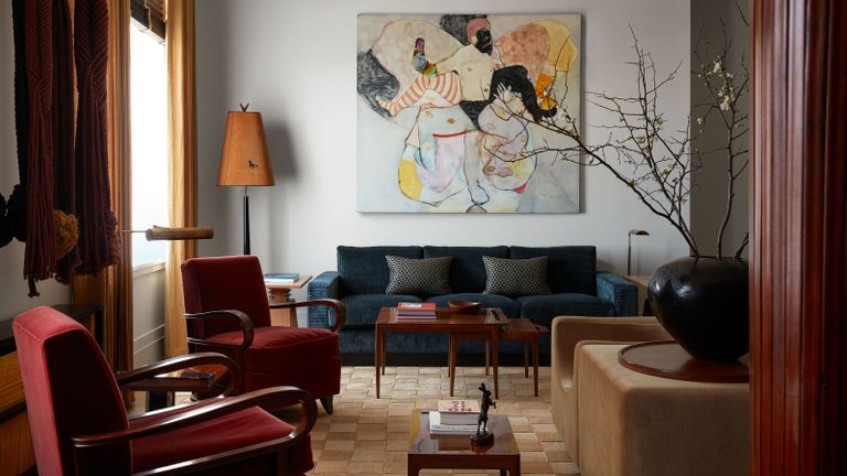 纽约公寓的客厅，色彩舒适，配有中世纪家具