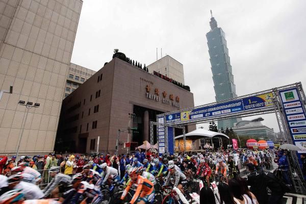 The day's racing began and ended in front of Taipei City Hall.