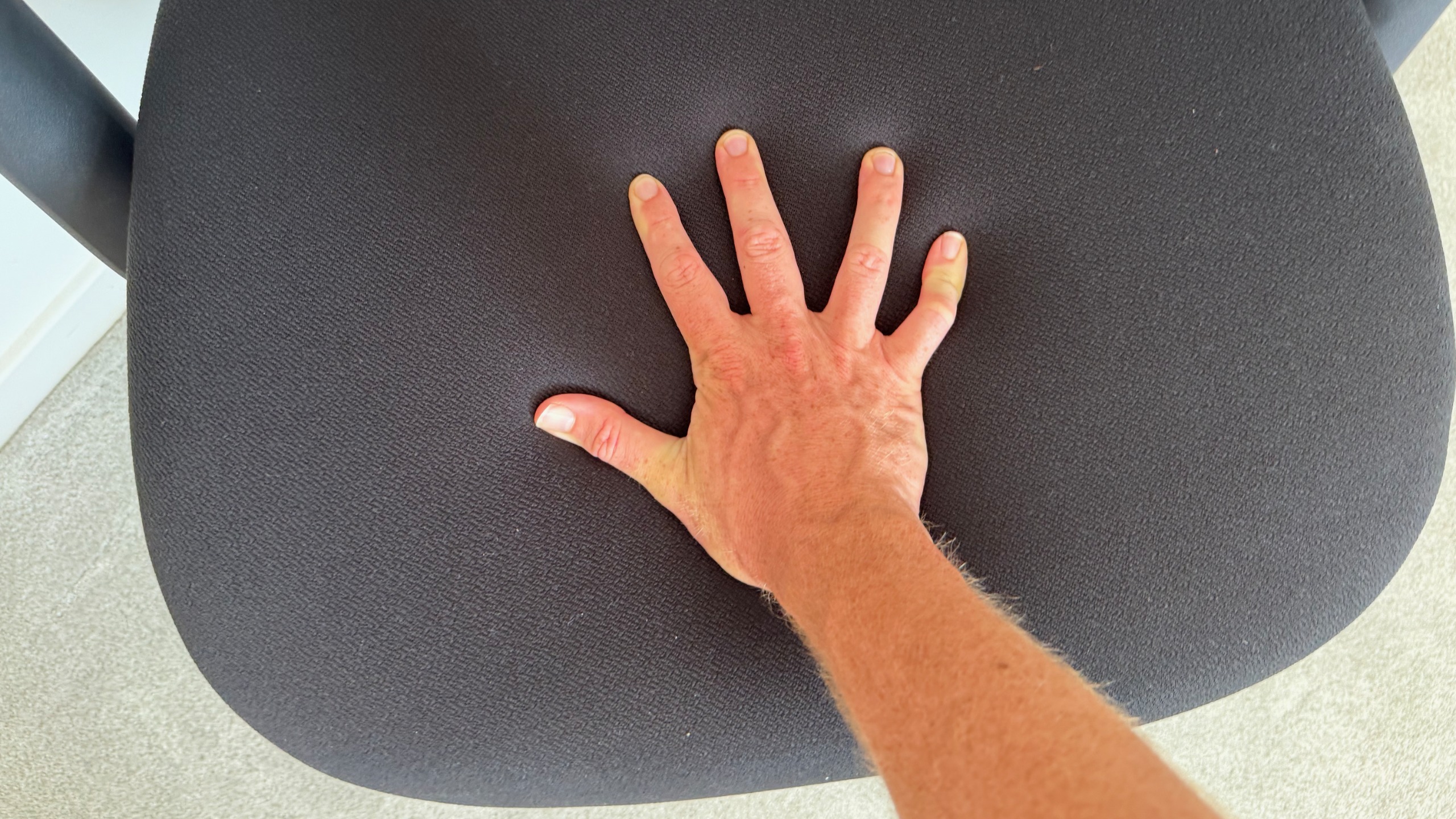A reviewer testing the foam on the LiberNovo Omni SE