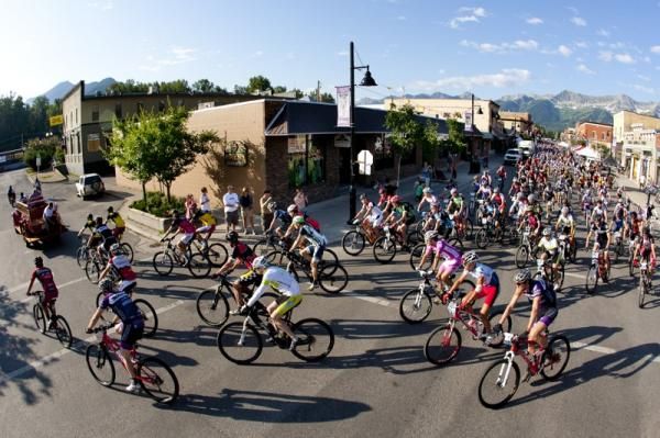 Racers roll out for stage 2 of the TransRockies