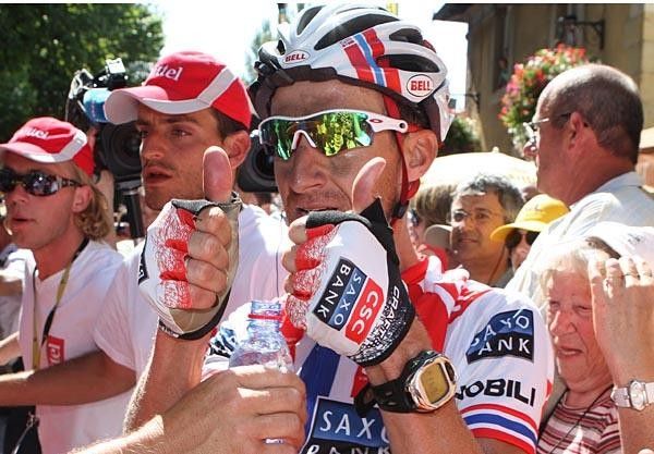 Kurt-Asle Arvesen gives the thumbs up after taking his first Tour stage.