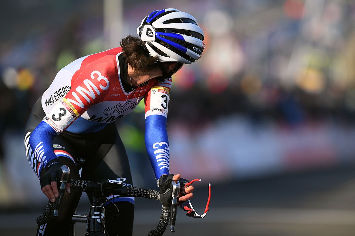 Marianne Vos checks for her winning gap
