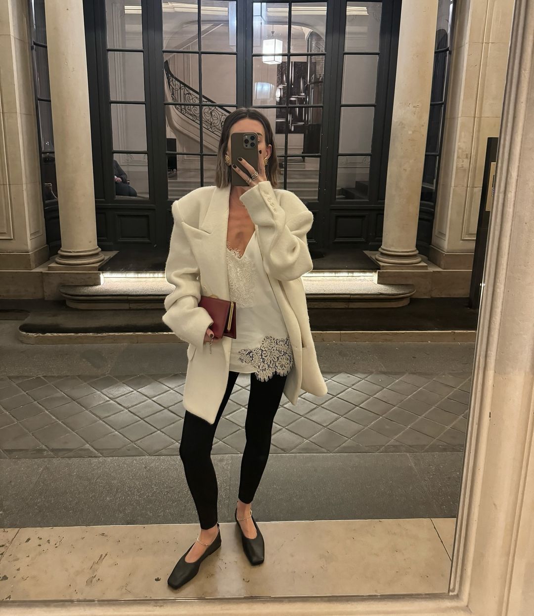 @hannahlewisstylist wearing leggings with a blazer