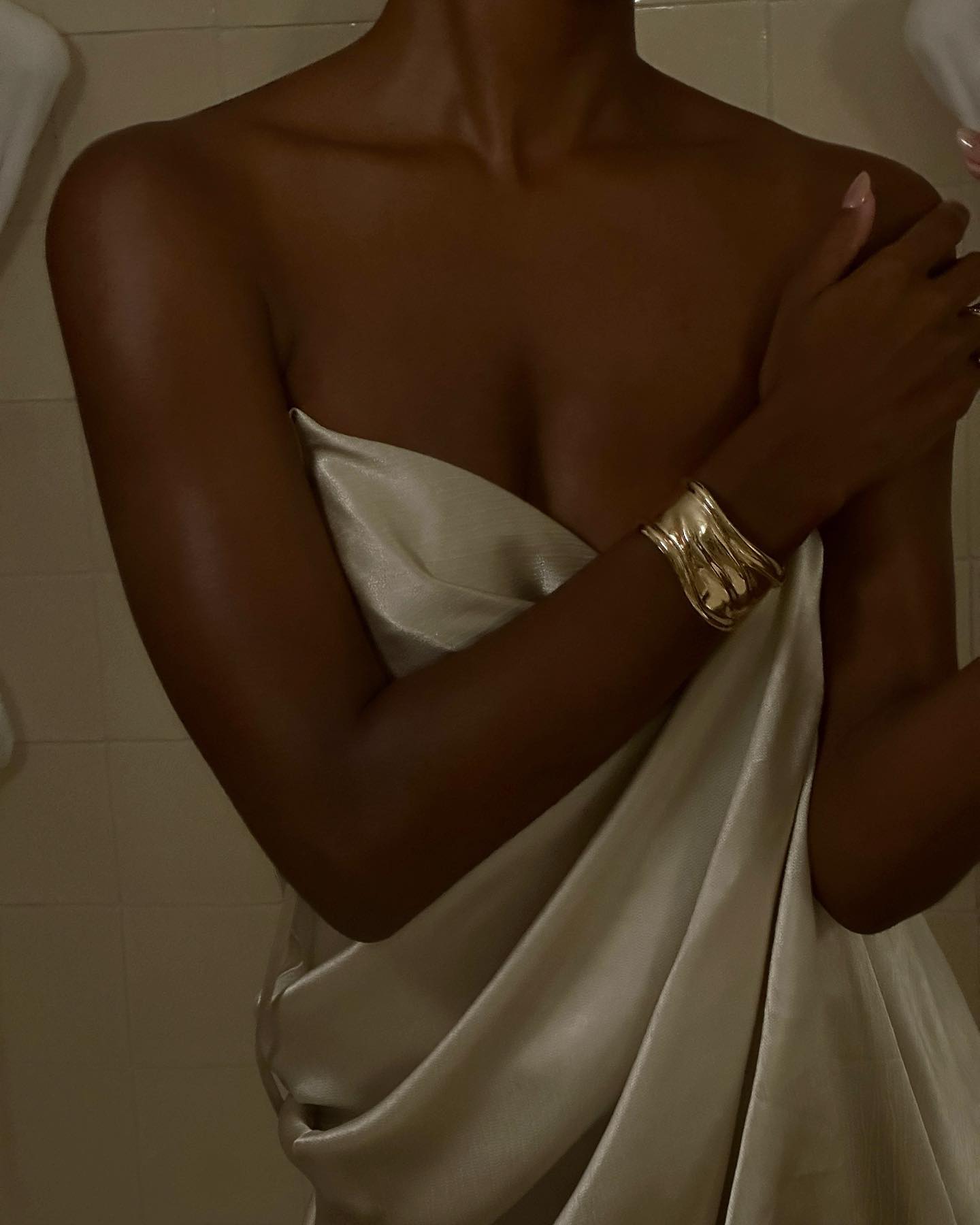 An image of @jastookes wearing a 2025 summer jewellery trend.